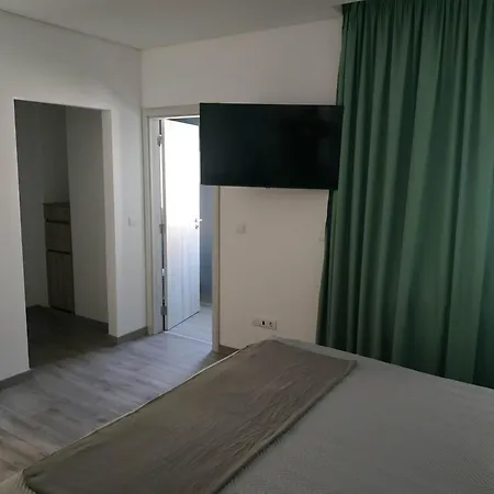Garden House - Quartos Duplos Com Wc Privativo Fundao