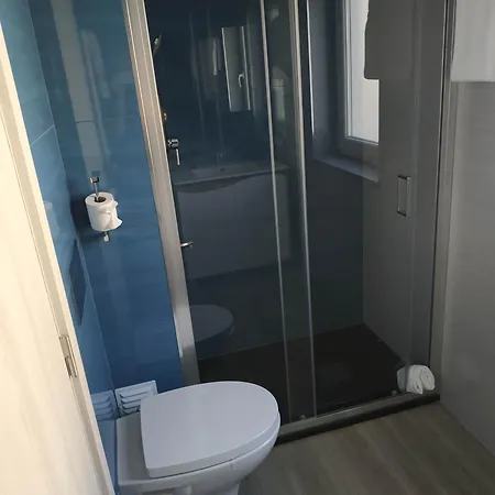 Garden House - Quartos Duplos Com Wc Privativo