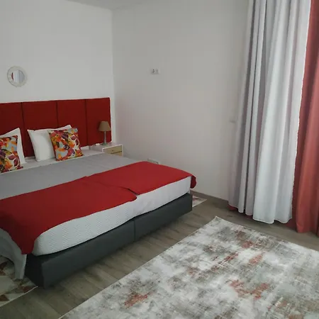 Garden House - Quartos Duplos Com Wc Privativo Homestay Fundao
