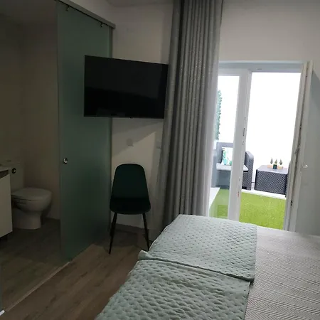 Garden House - Quartos Duplos Com Wc Privativo *